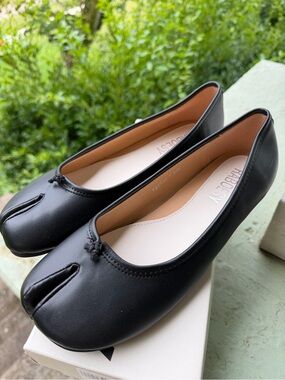 Tabi Split-Toe Ballet Flats in Black